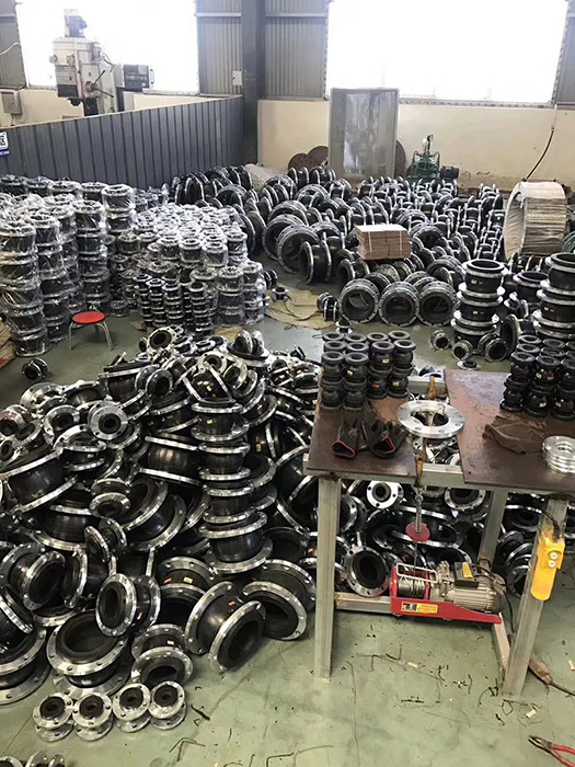 橡（xiàng）膠接頭加（jiā）工車間